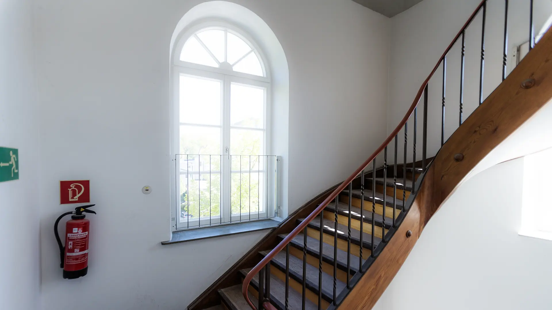 Detailgetreue historische Holzfenster im Denkmalschutz