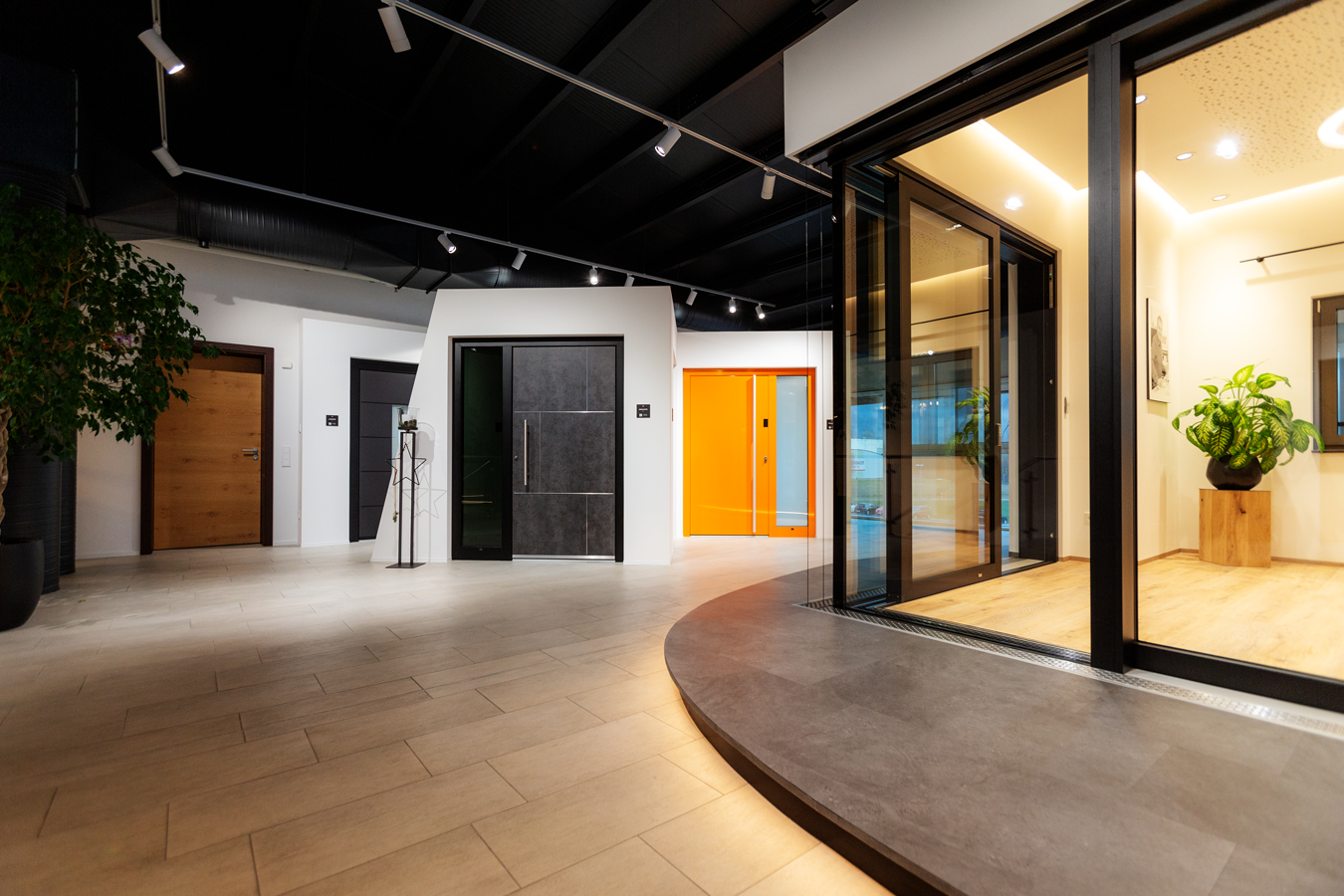 Dauerelastisch, Versieglung, Außenseite, Glasleiste, eingefräst, Schließteile, vereinfacht, Reinigung, Steinbankfalz, vorgerichtet, Alufensterbank, verdeckt, Beidseitig, schlicht, kantig, Wartungsfrei, Offen, geschlossen, Brüstungsfuge, Überfälzt, genagelt, angefräst, Eckverbindung, Spezialverbinder, verpresst, verklebt, Nassverglasung, Erhöht, Glaseinstand, RAL-Farben, lieferbar, Holzdekor, Hebeschiebetür, Thermik, Flach, Schwelle, unten, flache, Bodenschwelle, thermisch, getrennt, Schwellenlos, Übertritt, Klassik, Zugehörigkeit, GEALAN-Systemfamilie, unschwer, erkennen, erkennbar, Typisch, Identifikation, Identifikationsmerkmal, Füße, Blendrahmenrücken, identisch, Aufnahmenuten, Beschlagteile, übereinstimmend, Dichtungsaufnahmenuten, Flächenversatz, Halbflächenversetzt, Blendrahmen-Flügel-Kombinatione, Auswahl, Stulpbereich, Stulpprofil, einseitig, abgeschnitten, Flügelüberschlag, extrem, Lösung, beidseitig, Flügelüberschläge, Antwort, zentral, Forderung, Gebäude, Flügelfalzdichtung, ausgestattet, Funktionsverglasung