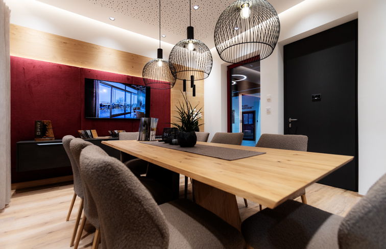 unübertroffen, Wärmeisolationsvermögen, Allroundtalent, Kombisystem, Charakteristik, Vorteil, Anschlagsdichtung, Profilkammern, Pfosten, durchgängig, Dichtebene, Garant, hervorragend, höchste, Ansprüche, Profilstabilität, Augenmerk, Stärke, Stahlaussteifung, Biegesteifigkeit, Standardaussteifung, Realisierung, Elemente, Wind, Wetter, Bravour, Sonne, Regen, Schnee, Stahlgeometrie, Stahlstärke, innovativ, STV®-Technik, mehrschichtverleimt, Holzkantel, Ecken, Schlitzverbindung, Zapfenverbindung, Denkmalschutzfenster, Holzwetterschenkel, Fachverglasung, Schallschutz, Wärmedämmwerte, Fensterbautechnologie, Hebeschiebetür, Leichtläufig, Formschön, Wohnqualität, Architektur, Sicherheit, zukunftsträchtig, System, überzeugt, ausgezeichnet, Wetterschutz, Bedienungskomfort, Funktionsgläser, Renaltner, Familienbetrieb, Familienunternehmen, Schreiner, Fachpersonal, Passau, Fenster, Fachhandel, Fachhändler, Fachberater, Licht, Wärme, natürlich, familiär, engagiert, kompetent, Durchblick