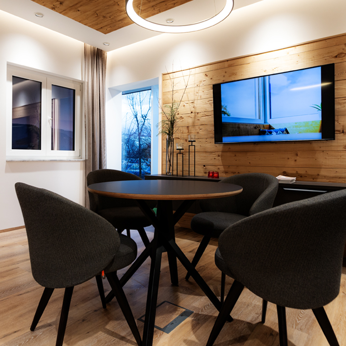 Farben, Pflegeleicht, UV-beständig, Sonnenlicht, UV-Quelle, Schaden, Einstrahlung, Funktionstextil, ausbleicht, rissig, spröde, Farbbeständig, langlebig, Farbintensität, foliert, schützend, Aluminiumvorsatzschale, pulverbeschichtet, Holzfenster, optimal, Schallschutz, Wärmedämmung, Einbruchhemmung, Natur, natürlich, Wohngefühl, attraktiv, Holzfenster, Fichte, Lärche, Eiche, Material, Holz, Maserung, hochwertig, Alternative, Verwitterung, Schutz, Optisch, Farbton, Wärmedämmeigenschaft, Wärmedämmverglasung, individuell, Energieeinsparung, Kostenlose Beratung, Ausstellung, Fenster, Türen, Inesektenschutz, Festpreisangebot, Fenstermontage, Fensterbank, Rollladen, Entsorgung, Tradition, Modern, Fensterspezialist, Fensterbau, Fertigen, Liefern, Lieferung, liefert, hochwertig, Qualitätsfenster, Türen, Zimmertüren, Tore, Haustüren, Bedürfniss, Aufgabe, Trend, Zeit, Produktqualität, Servicequalität, Denken, Handeln, überzeugen, Überzeugung, Werte, Vorsprung, Versprechen, Unternehmenskultur, Produktbereich, Produkte