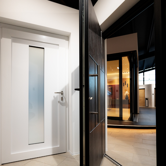 Bautiefe, Millimeter, ermöglicht, Anordnung, Verarbeitung, groß, dimensioniert, Aussteifungsstähle, einwandfrei, Gebrauchstauglichkeit, Fenster, Jahre, Designvariante, flächenversetzt, Profilkombination, halbflächenversetzt, Flügel, abgerundet, äußeren, Außen, Überschlag, rund, Design-Glasleiste, Designansprüche, Design, Anspruch, konzipiert, Ausführung,  schmal, mittel, breit, Balkonflügel, Bauhöhe, Sechskammer-Varianten, wahlweise, Vierkammer, Sechskammer, kombiniert, Holzfenster, speziell, Verfahren, Schreinerhandwerk, gefertigt, produziert, Falzluft, sämtlich, Schliessteile, flächenbündig, eingelassen, Dichtungsebene, optimal, Dichtheit, Großteil, Produktion, derzeitig, Trend, Lärche, Holzarten, Fichte, Eiche, Merantie, verwendet, Gestaltung, Oberfläche, Kunde, zahlreich, Möglichkeit, Verfügung, Holz-Alufenster, kubisch, Fenstersystem, maximal, Kantenbetonung, umlaufend, Schattenfuge, Flügelrahmen, Blendrahmen, flächenbündig, konstruiert, Blendrahmendichtung, vollintegriert, Regenschiene, kontrolliert