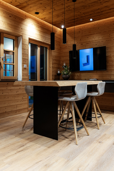 absolut, Komponente, 3-fach-Verriegelung, Verbundsicherheitsglas, Aufbohrschutz, elektronisch, Schließsystem, Aushebelsicherung, Betreuung, Mitarbeiter, geschult, Haustürenausstellung, Lebensqualität, spielen, Wohlbefinden, Charakter, Wohnraum, einbruchssicher, beruhigt, schlafen, Aspekt, Produktdetail, Witterungsschutz, Fensterstreichen, Profilierung, Gestaltungsfreiheit, Strucktur, Isolierglas, 48mm, Wählbar, verdecktliegend, Sicherheitsbeschlag, Einbruchsschutz, Wärmedurchgangsparameter, Schalldämmparameter, Isolierglasscheibe, Vorsatzelement, Aufsatzelement, Passau Fenster Schreinerei Renaltner, Renaltner, Schreinerei Renaltner, fertigt seit 1926 Fenster und Türen in Höch bei Neuburg am Inn in Passau. Wahr Werte, Echte Meister! Fenster, Türen, Insektenschutz, Haustüren, Montage, Abdichtung, Fenstertausch, Altbau, Sanierung, Neubau, Fensterabdichtung, Sparen, spart, jährlich, Heizkosten, Spaltbreite, Länge, Meter, vermindert, Raumtemperatur, Grad, Celsius