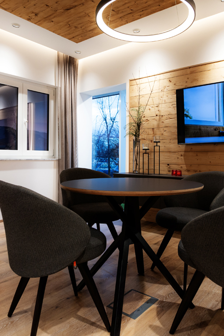 Aussteifungsstähle, einwandfrei, Gebrauchstauglichkeit, Fenster, Jahre, Designvariante, flächenversetzt, Profilkombination, halbflächenversetzt, Flügel, abgerundet, äußeren, Außen, Überschlag, rund, Design-Glasleiste, Designansprüche, Design, Anspruch, konzipiert, Ausführung,  schmal, mittel, breit, Balkonflügel, Bauhöhe, Sechskammer-Varianten, wahlweise, Vierkammer, Sechskammer, kombiniert, Holzfenster, speziell, Verfahren, Schreinerhandwerk, gefertigt, produziert, Falzluft, sämtlich, Schliessteile, flächenbündig, eingelassen, Dichtungsebene, optimal, Dichtheit, Großteil, Produktion, derzeitig, Trend, Lärche, Holzarten, Fichte, Eiche, Merantie, verwendet, Gestaltung, Oberfläche, Kunde, zahlreich, Möglichkeit, Verfügung, Holz-Alufenster, kubisch, Fenstersystem, maximal, Kantenbetonung, umlaufend, Schattenfuge, Flügelrahmen, Blendrahmen, flächenbündig, konstruiert, Blendrahmendichtung, vollintegriert, Regenschiene, kontrolliert, Kontrolle, Entwässerung