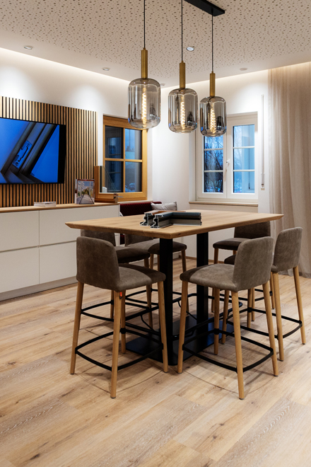 kleiner, Dämmung, Vergleich, Fenstertyp, 123x148cm, Größe, Sprossenunterteilung, Fensteraufteilung, Lüftung, abgedichtet, Energieverlust, Luftaustausch, Schimmel, entwickeln, mehrmalig, Stosslüften, eingebaut, Fensterfalzlüfter, Technik, feuchte, verbrauchte, Luft, Frischluft, transportiert, Mehrfachdichtung, Schallschutzglas, Straßenlärm, draußen, Ruhe, Schallschutzklasse, Beschläge, Markenbeschlag, Einhand-Dreh-Kippbedienung, Fehlbedienungssperre, dreidimensional, verstellbar, Ecklager, höchster, Bedienkomfort, gewährleistet, Serienmäßig, Flügelbremse, verhindern, Aufschlagen, Durchzug, formschön, Fenstergriff, Stil, Modell, Einbruchshemmung, Standardfenster, serienmäßig, Grundsicherheit, ausgestattet, erhöht, Versicherung, unterschiedlich, Widerstandsklasse, RC 1, RC 2, Speziell, Pilzkopfzapfenverriegelung, erschweren, Aushebeln, Fensterflügel, einbruchhemmend, Glas, absperrbar, umfassend, vorgebeugt, Fensterüberwachung, Überwachungskontakt, Alarmanlage