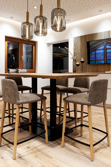 Stahl, sorgen, gute, Statik, besondere, Anforderung, Profilsystem, Favorit, sechs, Kammern, U-Wert, Uf = 1,4 W/m2K, Variante, bilden, ideal, Verbindung, Wärmedämmung, Stabilität, Bautiefe, Millimeter, ermöglicht, Anordnung, Verarbeitung, groß, dimensioniert, Aussteifungsstähle, einwandfrei, Gebrauchstauglichkeit, Fenster, Jahre, Designvariante, flächenversetzt, Profilkombination, halbflächenversetzt, Flügel, abgerundet, äußeren, Außen, Überschlag, rund, Design-Glasleiste, Designansprüche, Design, Anspruch, konzipiert, Ausführung,  schmal, mittel, breit, Balkonflügel, Bauhöhe, Sechskammer-Varianten, wahlweise, Vierkammer, Sechskammer, kombiniert, Holzfenster, speziell, Verfahren, Schreinerhandwerk, gefertigt, produziert, Falzluft, sämtlich, Schliessteile, flächenbündig, eingelassen, Dichtungsebene, optimal, Dichtheit, Großteil, Produktion, derzeitig, Trend, Lärche, Holzarten, Fichte, Eiche, Merantie, verwendet, Gestaltung, Oberfläche, Kunde, zahlreich, Möglichkeit