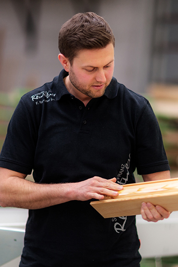 Verwitterung, Schutz, Optisch, Farbton, Wärmedämmeigenschaft, Wärmedämmverglasung, individuell, Energieeinsparung, Kostenlose Beratung, Ausstellung, Fenster, Türen, Inesektenschutz, Festpreisangebot, Fenstermontage, Fensterbank, Rollladen, Entsorgung, Tradition, Modern, Fensterspezialist, Fensterbau, Fertigen, Liefern, Lieferung, liefert, hochwertig, Qualitätsfenster, Türen, Zimmertüren, Tore, Haustüren, Bedürfniss, Aufgabe, Trend, Zeit, Produktqualität, Servicequalität, Denken, Handeln, überzeugen, Überzeugung, Werte, Vorsprung, Versprechen, Unternehmenskultur, Produktbereich, Produkte, Service, Dienstleistung, Fertigungsanlage, Bayern, Meister, Handwerksmeister, Innung, Schreinerinnung, Innung der Schreiner, Meisterlich, Können, Produktqualität, Detail, Individualität, Kundenberatung, Zuverlässigkeit, Garant, Erfolg, Material, Regional, robust, wetterbeständig, farbecht, umweltfreundlich, Fachhandel, Montageprofi, fachkompetent, Bauprojekt, Projektabwicklung, Firmenkunde, Privatkunde, Architekt, Wohnverwaltung