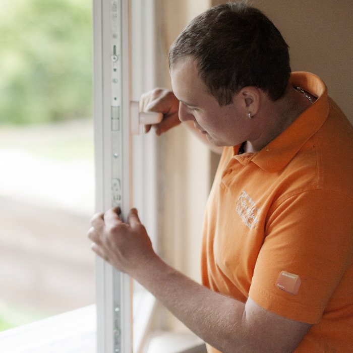 sicherstellen, Holz-Klassiker, Klassisch, Echtholz-Wetterschenkel, Leimfuge, Außenbereich, Dämmwert, vorstehend, Blendrahmen, stärker, historisch, Denkmalschutz, Flächenbündig, Holz-Fenster, Innen, Herstellung, Fensterprofil, Klar, Schmal, Rahmenansicht, Lichteinfall, Niveau, Anspruchsvoll, Designlösung, Wohngebäude, Objektbau, Lack, Widerstandsfähig, gestaltbar, Endprodukt, Professionell, Präzision, Fenstergeneration, verbessert, Rundum-Service-Paket, zuverlässig, berücksichtigen, Hausstil, Inneneinrichtung, Glasausschnitt, Stoßgriff, Sockelblende, Effizienz, kostensparend, Verwendung, Wärmeschutzglas, PU-Kern, Wärmedämmfüllung, erheblich, Heizkostenersparnis, absolut, Komponente, 3-fach-Verriegelung, Verbundsicherheitsglas, Aufbohrschutz, elektronisch, Schließsystem, Aushebelsicherung, Betreuung, Mitarbeiter, geschult, Haustürenausstellung, Lebensqualität, spielen, Wohlbefinden, Charakter, Wohnraum, einbruchssicher, beruhigt, schlafen, Aspekt, Produktdetail, Witterungsschutz, Fensterstreichen, Profilierung