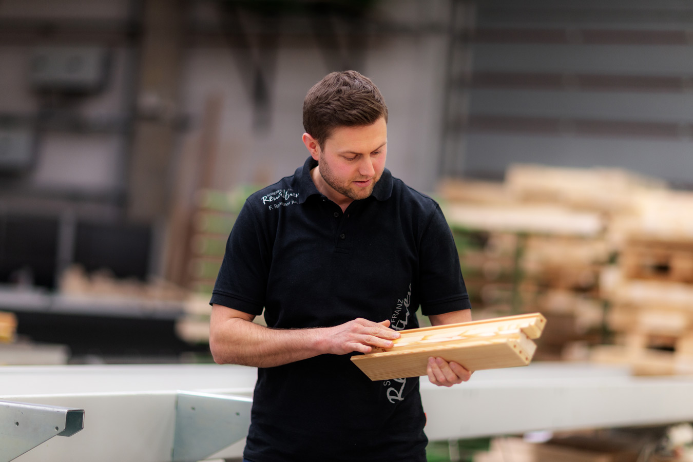 Zuverlässigkeit, Garant, Erfolg, Material, Regional, robust, wetterbeständig, farbecht, umweltfreundlich, Fachhandel, Montageprofi, fachkompetent, Bauprojekt, Projektabwicklung, Firmenkunde, Privatkunde, Architekt, Wohnverwaltung, Hausverwaltung, flexibel, Planung, Energiekosten, Fensteröffnung, Glasfront, Südlage, Energie, einsparen, kostenlos, Zuhause, Materialauswahl, behaglich, Wohnkomfort, Klassiker, bewährt, modern, Umsetzung, trotzen, Aluminium-Schale, Witterungseinfluss, Kombination, Aluminium, außen, innen, bietet, zeitgemäß, Wohnen, verloren, Rahmenmaterial, Verglasung, beeinflussen, kleiner, Dämmung, Vergleich, Fenstertyp, 123x148cm, Größe, Sprossenunterteilung, Fensteraufteilung, Lüftung, abgedichtet, Energieverlust, Luftaustausch, Schimmel, entwickeln, mehrmalig, Stosslüften, eingebaut, Fensterfalzlüfter, Technik, feuchte, verbrauchte, Luft, Frischluft, transportiert, Mehrfachdichtung, Schallschutzglas, Straßenlärm, draußen, Ruhe, Schallschutzklasse, Beschläge, Markenbeschlag, Einhand-Dreh-Kippbedienung