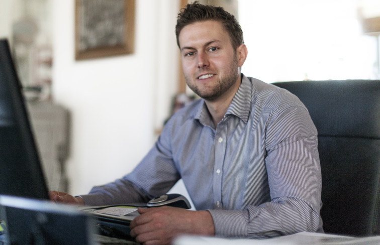 ausschließlich, ausgebildet, Handwerker, Maschinen, Fertigungsroboter, Wunsch, Zufriedenheit, Kompromiss, Einzelteil, imprägniert, sicherstellen, Holz-Klassiker, Klassisch, Echtholz-Wetterschenkel, Leimfuge, Außenbereich, Dämmwert, vorstehend, Blendrahmen, stärker, historisch, Denkmalschutz, Flächenbündig, Holz-Fenster, Innen, Herstellung, Fensterprofil, Klar, Schmal, Rahmenansicht, Lichteinfall, Niveau, Anspruchsvoll, Designlösung, Wohngebäude, Objektbau, Lack, Widerstandsfähig, gestaltbar, Endprodukt, Professionell, Präzision, Fenstergeneration, verbessert, Rundum-Service-Paket, zuverlässig, berücksichtigen, Hausstil, Inneneinrichtung, Glasausschnitt, Stoßgriff, Sockelblende, Effizienz, kostensparend, Verwendung, Wärmeschutzglas, PU-Kern, Wärmedämmfüllung, erheblich, Heizkostenersparnis, absolut, Komponente, 3-fach-Verriegelung, Verbundsicherheitsglas, Aufbohrschutz, elektronisch, Schließsystem, Aushebelsicherung, Betreuung, Mitarbeiter, geschult, Haustürenausstellung, Lebensqualität, spielen