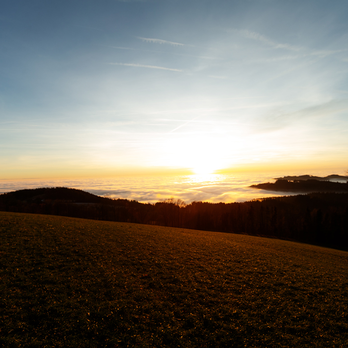 Offroad-Reise, hektisch, Alltag, spannend, Spannung, Kurvenreich, Sträßchen, Straße, Weg, Hoch, höchsten, Alpenpass, einzigartig, Felsformation, tief, Schlucht, grandios, Panorama, einmalig, Schönheit, malerisch, Landschaft, Tour, fesseln, Wild, urtümlich, Berg, Gebirge, Herz, Europa, Alpen, verschieden, unzählig, eng Serpentine, faszinierend, Bergstrecke, weiter, oben, anfahrbar, Punkt, urig, Bergdorf, kristallklar, Gebirgsbach, ehemalig, Militärfort, hinauf, hinunter,  vegetationslos, Plateau, unberührt, großartig, Hochgebirgslandschaft, eigen, herb, Reiz, eng, staubig, Schotter, Schotterweg, Schotterstraße, Pass, erklimmen, Gipfel, eindrucksvoll, Aussicht, atemberaubend, Lohn, erleben, Dolce Vita, Freude, Streifzug, Küche, Bayern, Österreich, Italien, Schwierigkeitsgrad, Allradfahrzeug, Untersetzungsgetriebe, steil, Bergaufpassage, Bergabpassage, unbefestigt, leicht, Geröll, klein, Stein, Flach, möglich, Kontakt, Sträucher, Strauch, Zweig, Mindestens,  All Terrain (AT) Bereifung, Grundkenntnisse, Offroadfahren