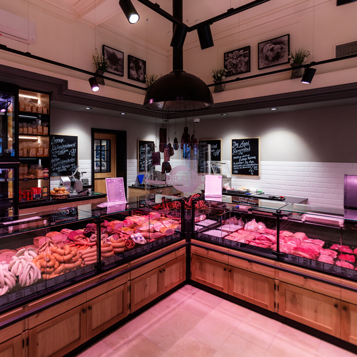 Fleischstück, gebraten, serviert, Schweinekrustenbraten, Schweinehüfte, minimal, Marmorierung, Schweinelende doppelt geschnitten, Schweinelachs, Grillsteak, Cordon Bleu, schneiden, zubereiten, Schweinelende mariniert, Senf, Sellerie, Karotte, Schweinenacken ohne Knochen, Schweinekamm, Schopf, Schweineschopf, Verlängerung, Kotletts, Hals, Fettmarmorierung, aromatisch, ausgebeint, Kamm, eignet, Art, Pulled Pork, Schweinerücken ohne Knochen mit Schwarte, schöner, knuspriger, Schweineschulter mit Haut, dicke, Schweineschulter, edle, Schwarte, krosser, Schweinewammerl mariniert, Scheiben, durchwachsen, Schweinebauch ohne Knochen mit Schwarte, Schweinshaxe, hintere Schweinshaxe, typisch bayerische Spezialität, Eisbein, Haxe, stark, dick, Fettschicht, Vilstaler Strohschweine aus Kriestorf, Vilstal, Strohschwein, Kriestorf, Spareribs, Sparerib, englisch, Wort, Schälrippchen, geschält, Backofen, zubereitet, Smoker, beliebt, Surschlegl, Surbraten, niederbayerische, Früher, Jahr, Herbst, gefreut, endlich