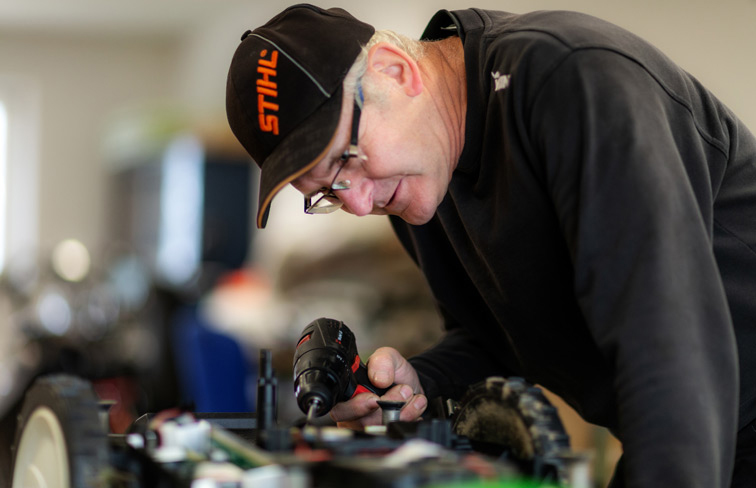 Leistungsdaten, Mähpläne, Wetterbericht, Regensensor, Niederschlagmenge, Mähbetrieb, Google Play Store, Android, Applestore, iOS, Wind, Bedienung, Sensoren, robust, Abdeckhaube, Schlechtwetterfront, Diebstahlschutz, PIN-Code, Verlustfall, GPS Ortung, Livisi SmartHome App, Haustechnik, Untergrund, platzieren, physisch, Grenze, Blumenbeet, Pumpenkopf, Aluminium, Messing, Steckkupplung, Düse, Zubehöraufnahme, Verdrehen, Schlauch, Wasserdruck, regulieren, Induktionsmotor, Echo Robotics, Rasenqualität, international, Niveau, Mähroboter, 12.000 qm, 75.000 qm, Flächenleistung, Systematisch, Arbeiten, linear, Bahnen, steigert, ECHO Robotics Mähroboter, wahlweise, klassisch, Zufallsnavigation, Navigation, Musternavigation, ideal, Sportplatz, Fairway, Driving Range, geeignet, große, intensiv, gepflegt, Grünfläche, Parkanlage, Firmengelände, Hundeplatz, Modellflugplatz, Segelflugplatze, Flächenleistung, 75.000 qm, automatisiert, Mähen, Einsparung, mindestens, 50 Prozent, konventionell, Mähtechnik