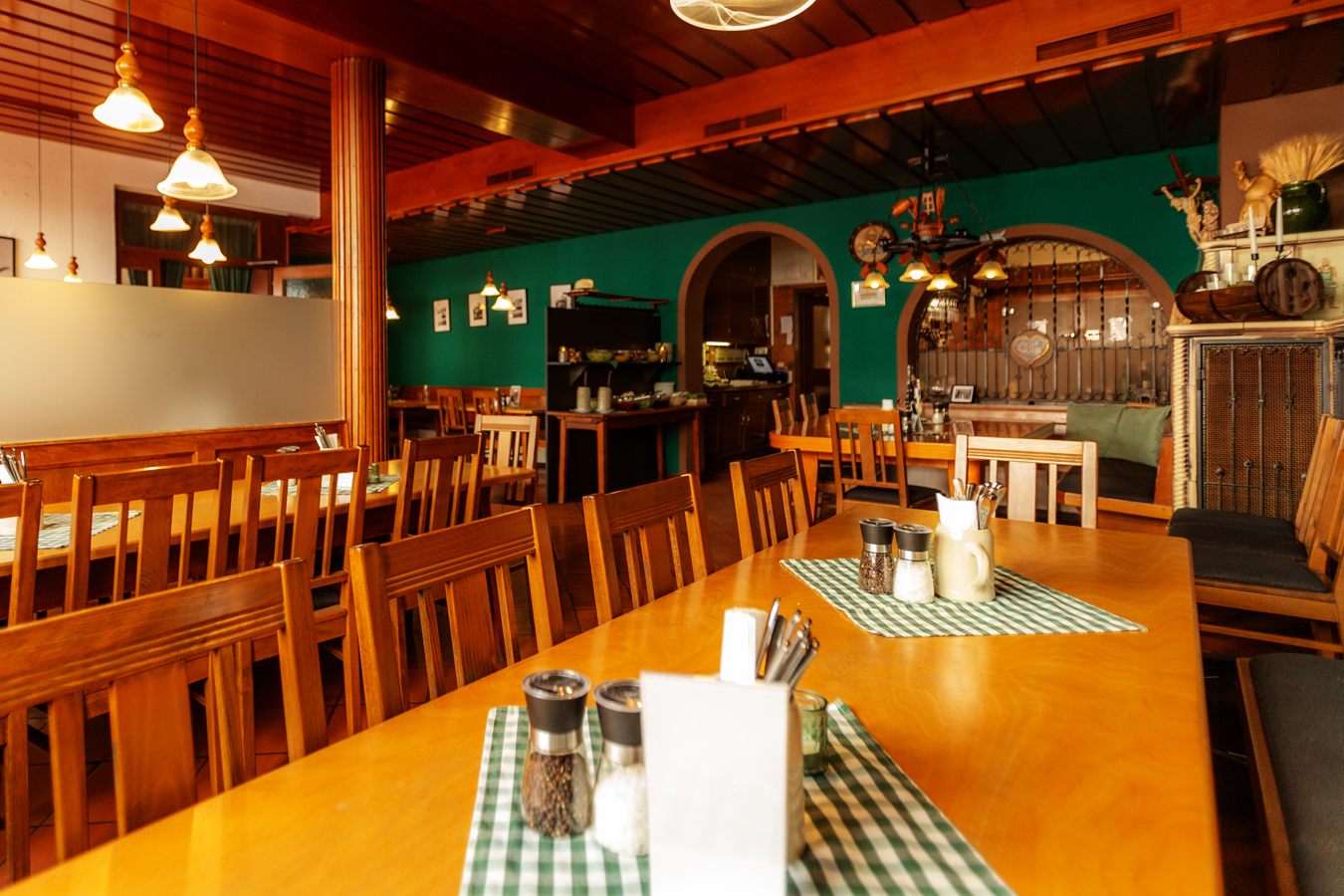 Zimmer, Fremdenzimmer, Gästezimmer, Übernachten, Schlafen, Unterkunft, Radfahrer, Donauradweg, Bike, eBike, E-Bike, Familie, Begrüßung, Herzlich, Traditionsgasthof, Stadtplatz, servieren, Brauerei, Bräustüberl, traditionell, Bayerische Küche, Gäste, frühstücken, Frühstück, Festsaal, Hochzeiten, Geburtstage, Versammlungen, passenden, Rahmen, gemütlich, Biergartenterrasse, Terrasse, besten, Blick, bunte, Treiben, typisch, bayerische, Schmankerl, freundlich, Lächeln, natürlich, frisch, gezapft, Wolferstetter, Zimmer, Urig, renoviert, Gastzimmer, kombinieren, rustikal, Ambiente, modern, Komfort, schlafen, einfach, gut, Morgen, Akku, laden, Frühstücksbuffet, kosten, Fahrrad, Fahradgarage, Bikegarage, Radlkeller, Fahrradstellplatz, Werkstatt, Fahrradwerkstatt, Radlreparatur, Radreparatur, Werkstatt, Vorgeschmack, Übernachtungsgäste, täglich, Vorspeise, Bayerisches Gedeck, Obazda, Griebenschmalz, gekräuterter Hüttenkäse, Gebäck, Hauptgericht